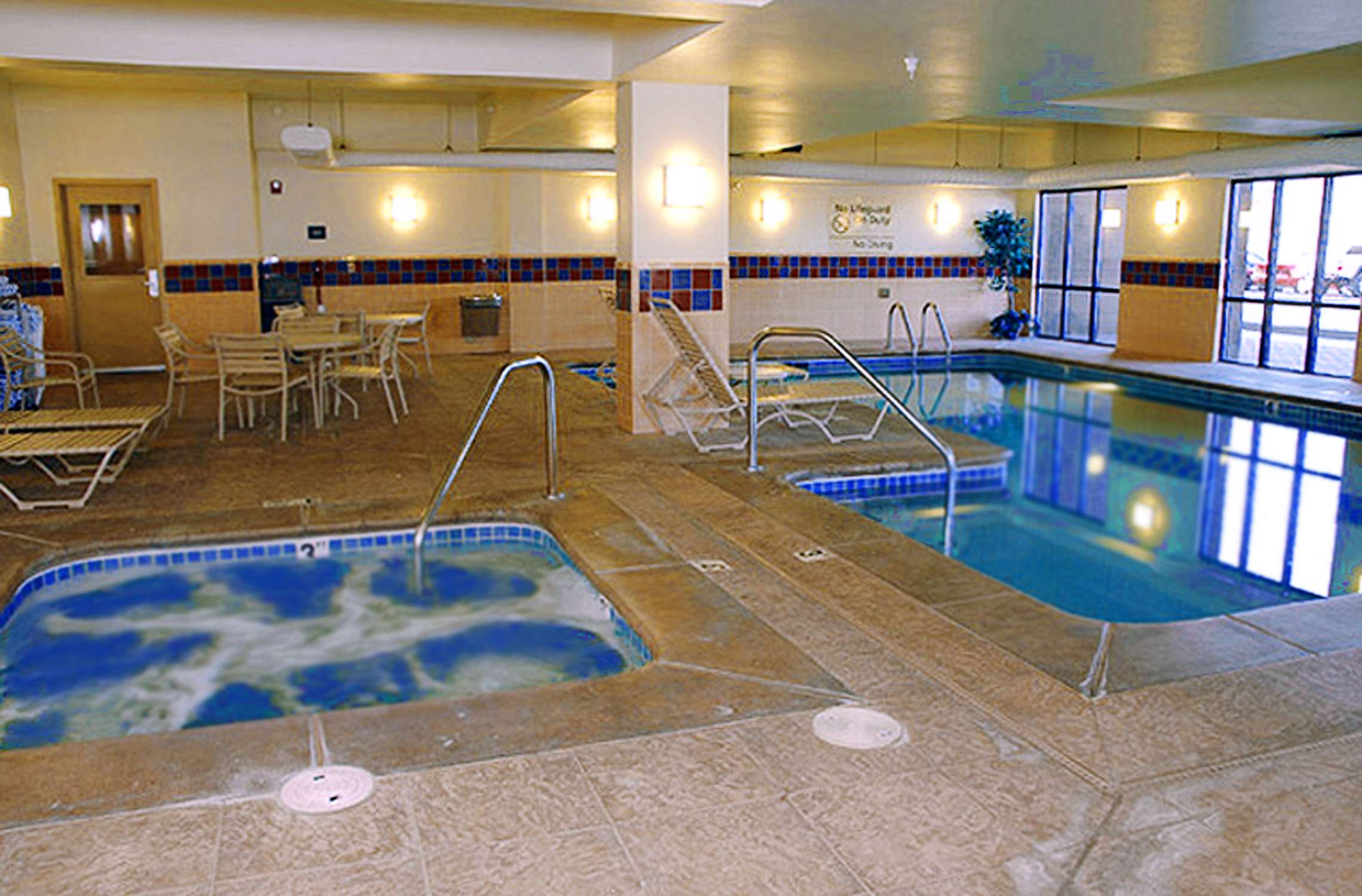 Hampton Inn & Suites by Hilton Kingman - Tap to explore photos