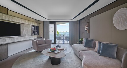 InterContinental Shanghai Harbour City, an IHG Hotel Room Type - 1 King Junior Suite Lake View Balcony