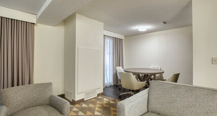 Holiday Inn & Suites MADISON WEST Room Type - 1 King Suite