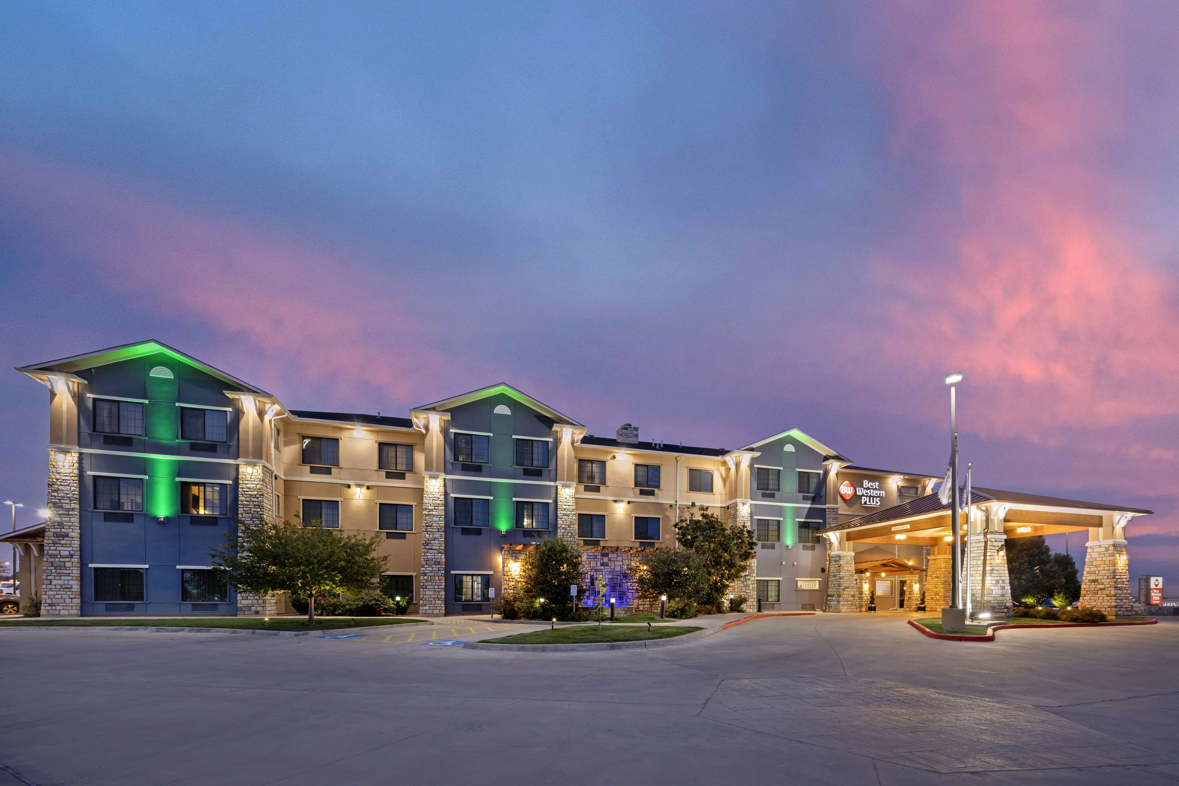 Best Western Plus Emerald Inn & Suites - Tap to explore photos