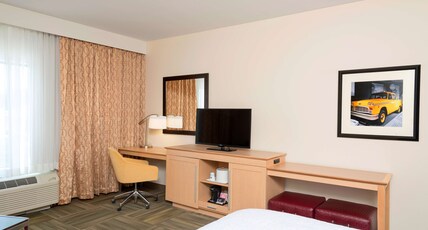 Hampton Inn by Hilton Kalamazoo Room Type - 1 KING  FRIDGE NS