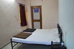 Hotel Vineet - 1 km from Prayagraj Junction railway station