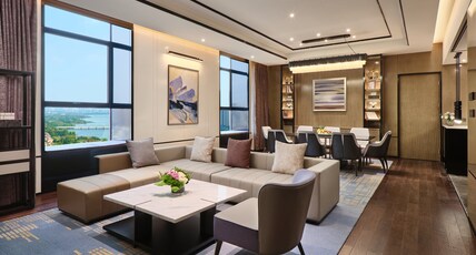 Crowne Plaza WUHAN DEVELOPMENT ZONE Room Type - 1 King Royal Suite Lake Vw Lounge Access
