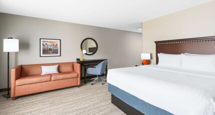 Hampton Inn & Suites by Hilton Thousand Oaks, CA Room Type - 1 KING BED WITH SOFABED NS
