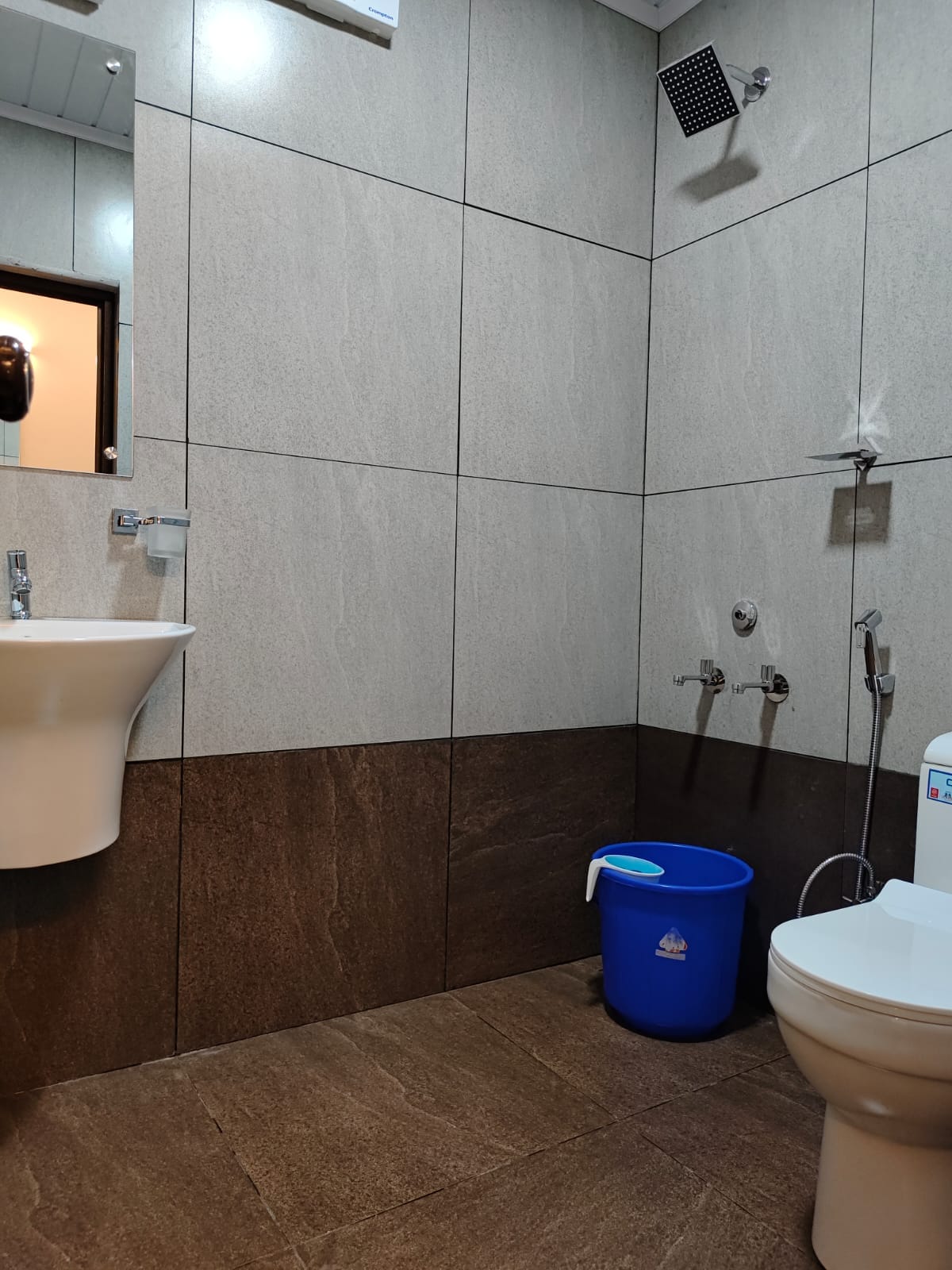 Bird Wing Cottage - Tap to explore photos