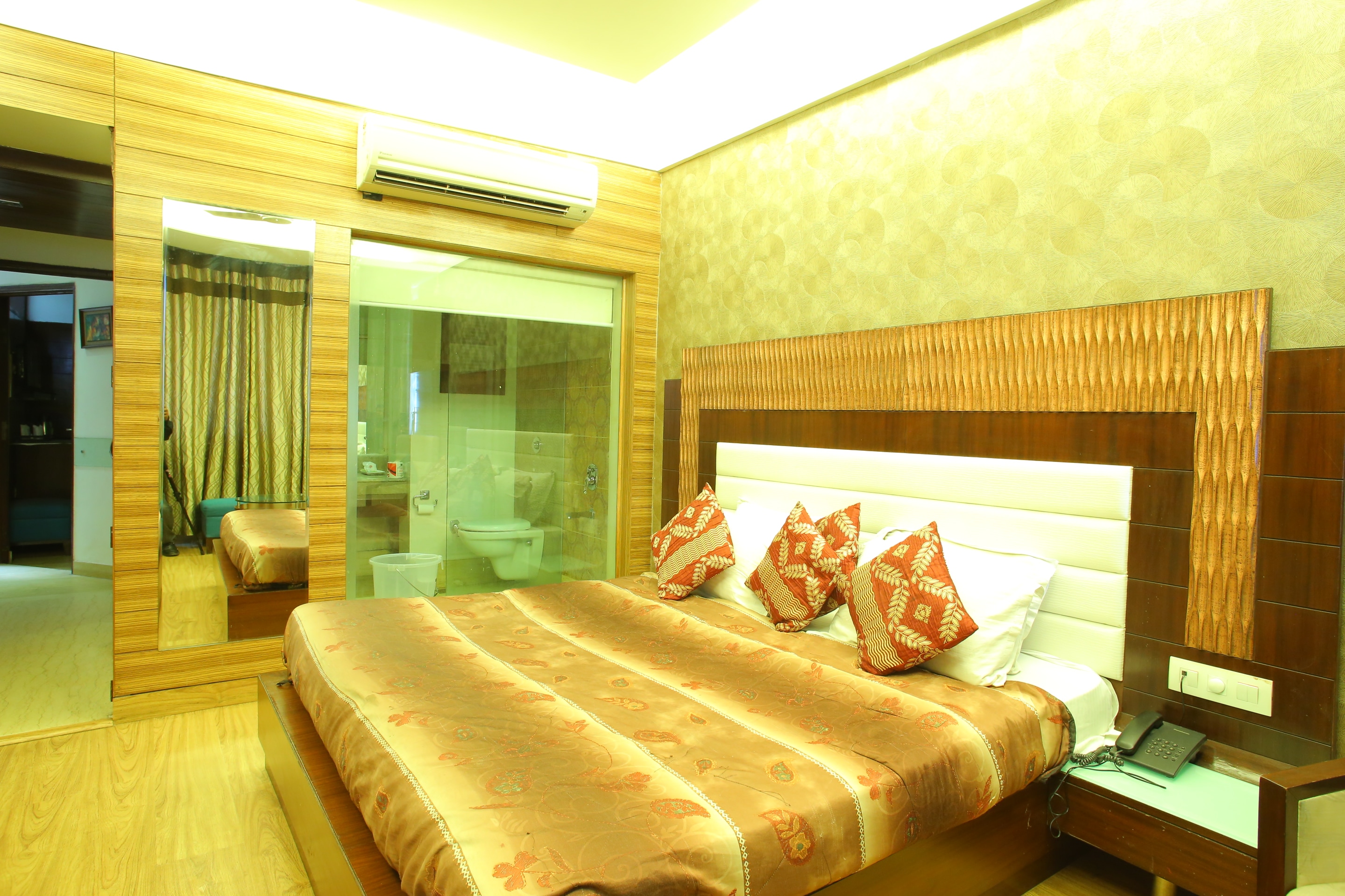 Hotel Classic - Tap to explore photos