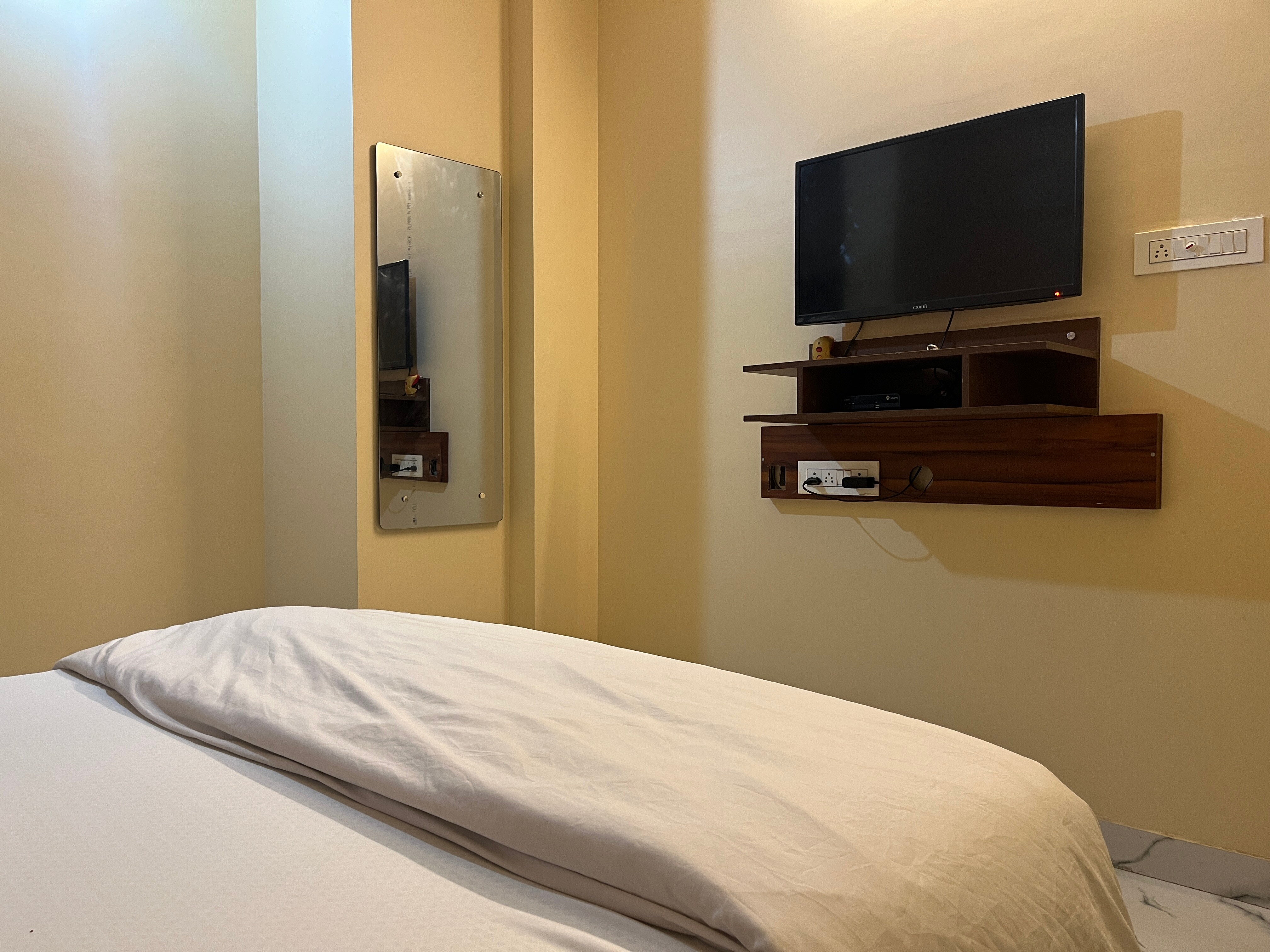Hotel Shanti Inn, 300M from Rene Tower VFS Global - Tap to explore photos