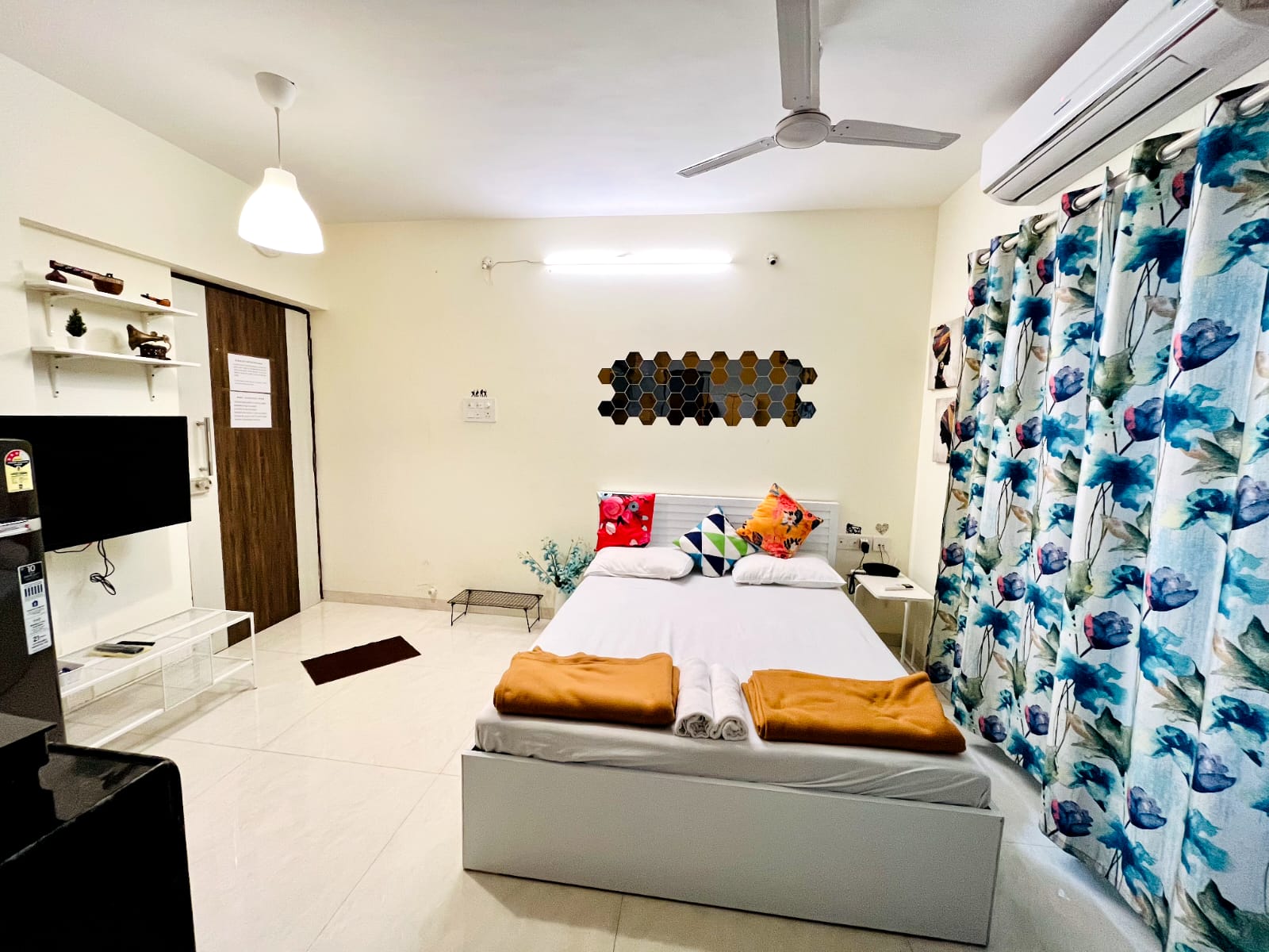 LA CASA DESIGNER STUDIO SERVICED APARTMENT by Arch Hospitality Services - Tap to explore photos