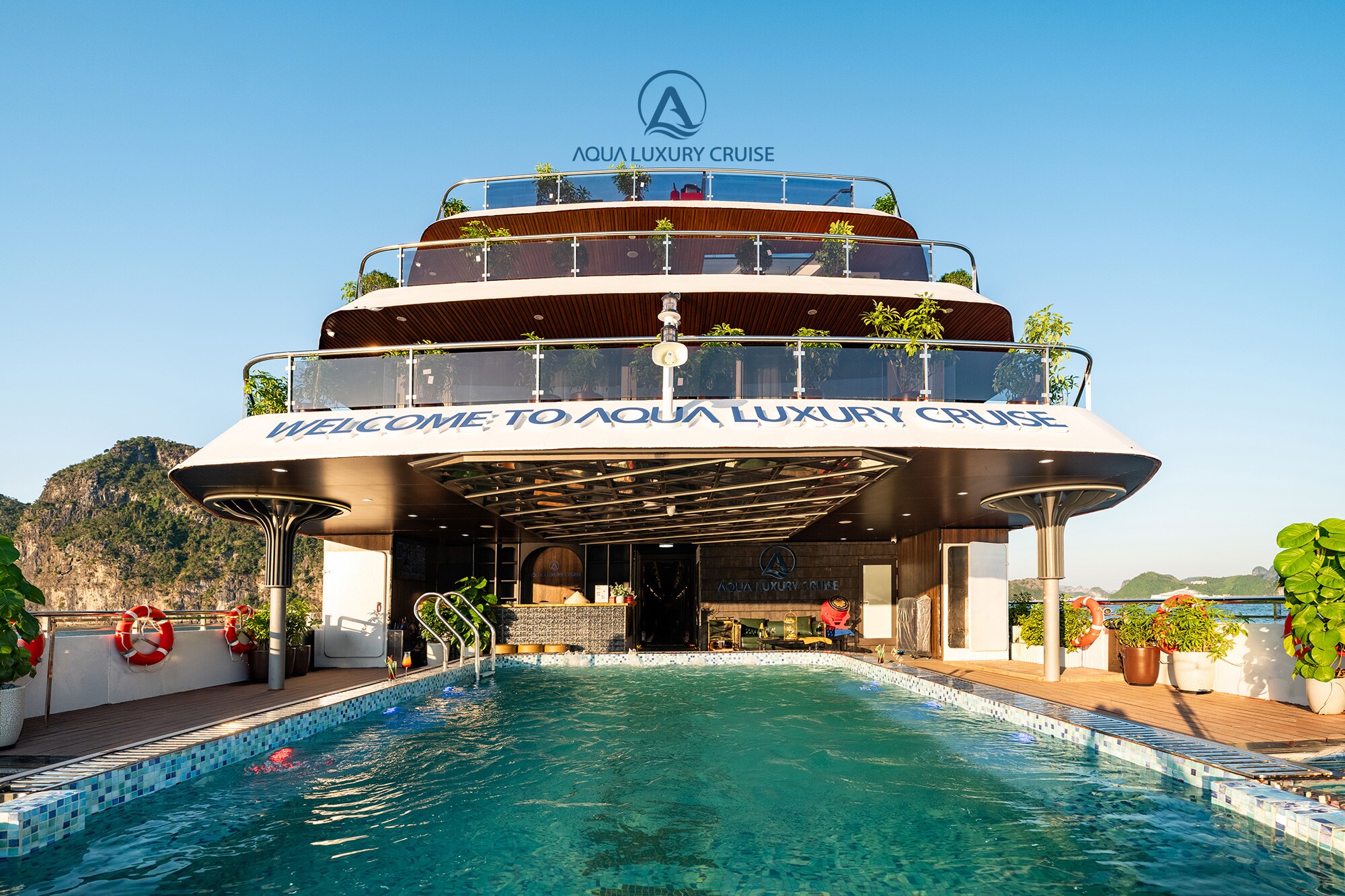 Aqua Luxury Cruise - Tap to explore photos