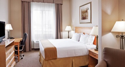 Holiday Inn Express Hotel & Suites Chesterfield - Selfridge Area Room Type - 1 King Bed Suite Addl Living Area