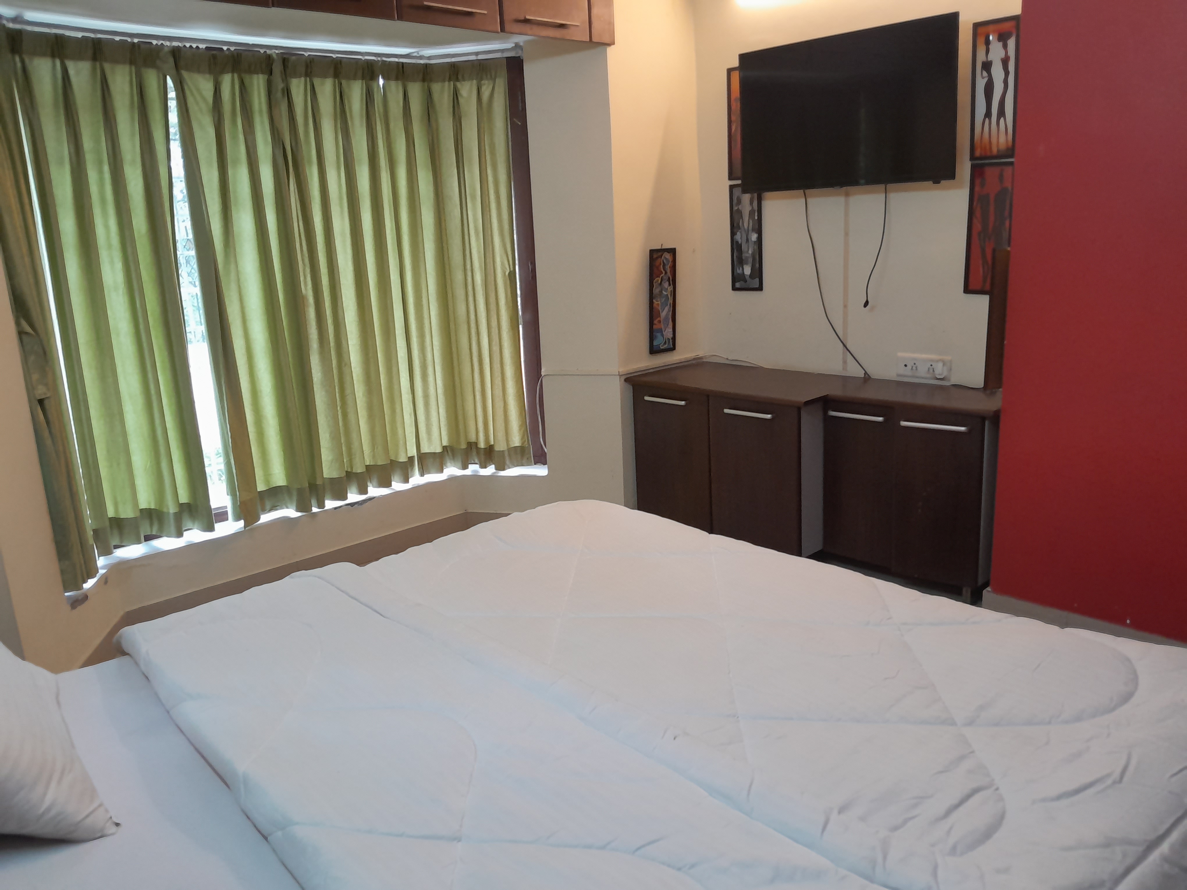 Oak villa - Tap to explore photos