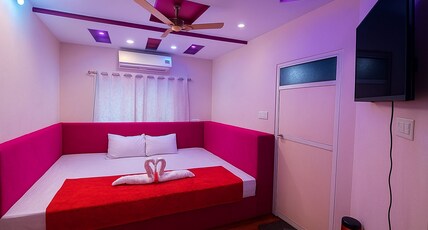 hotel 999 ujjain Room Type - luxaury room with complimentary breakfast
