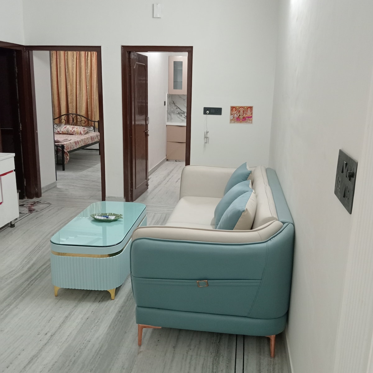 Fully Ventilated 2BHK Apartment Flat Home Stay - Tap to explore photos