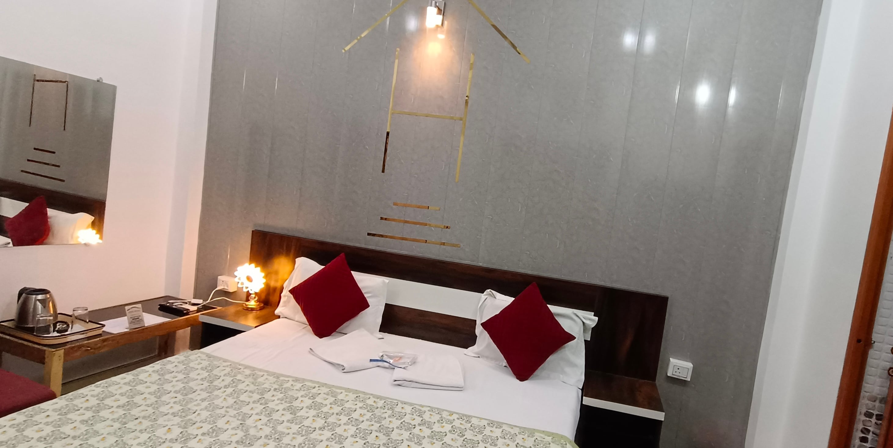 Shree Gorakhnath Guest House - Tap to explore photos