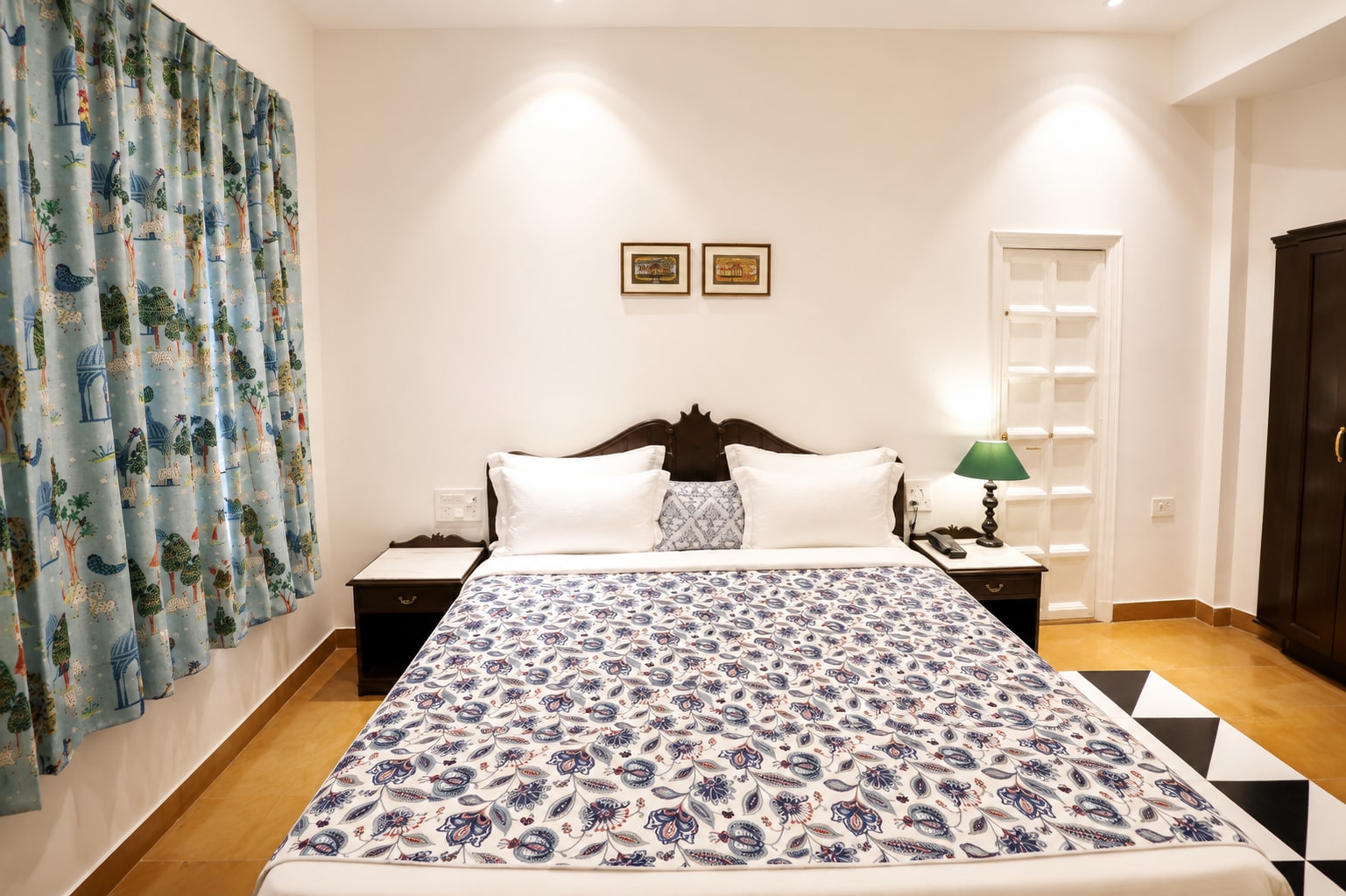 Grandrosse Boutique - Pichola Lake Facing Hotel - Tap to explore photos