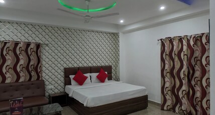 Hotel Paras Room Type - Deluxe Room