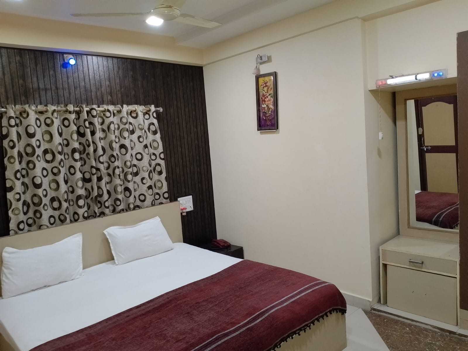 HOTEL VAIDYA REGENCY AND MANUHAR RESTAURANT - Tap to explore photos