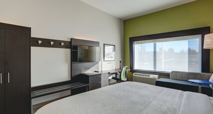 Holiday Inn Express & Suites AUBURN DOWNTOWN Room Type - 1 King Standard Communications Accessible