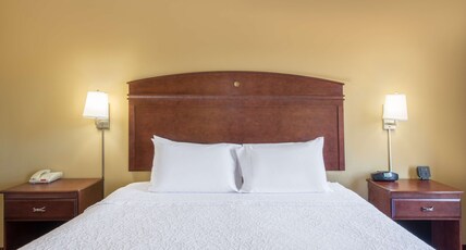 Hampton Inn & Suites Oklahoma City South Room Type - 1KNG MOB HEAR ACC W TUB NS