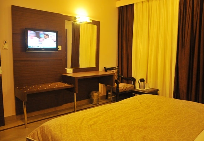 Hotel Paramount - Tap to explore photos