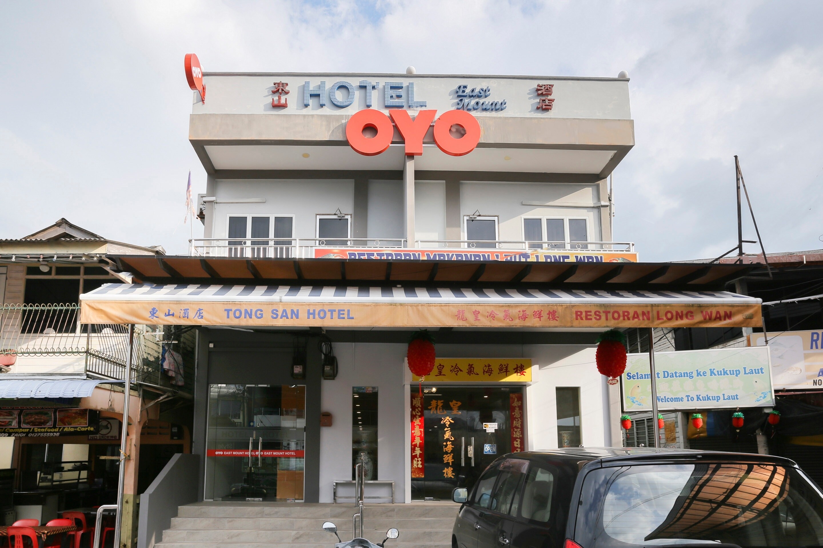 OYO 89915 East Mount Hotel - Tap to explore photos