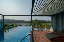 LAKE BREEZE RESORT