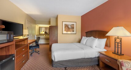 Best Western Hickory Room Type - Accessible - 1 Double, Mobility Accessible, Bathtub, Non-Smoking, Continental Breakfast Best Western Hickory Room Type - Accessible - 1 Double, Mobility Accessible, Bathtub, Non-Smoking, Continental Breakfast