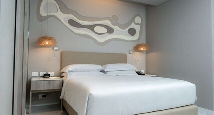 Hilton Santa Marta Room Type - KG DLX CITY VW SOFA BD