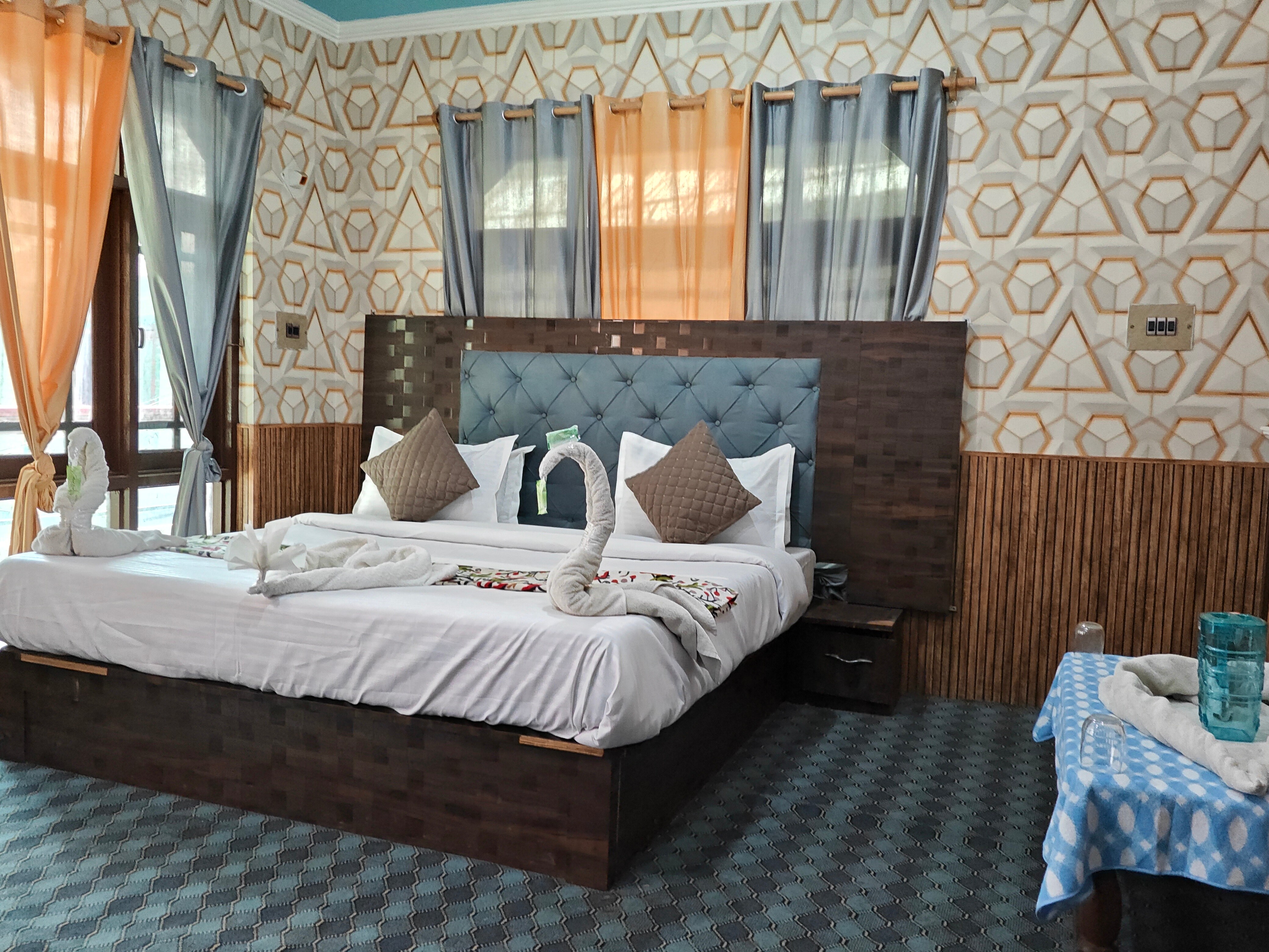Hotel Hilal Palace Srinagar - Tap to explore photos