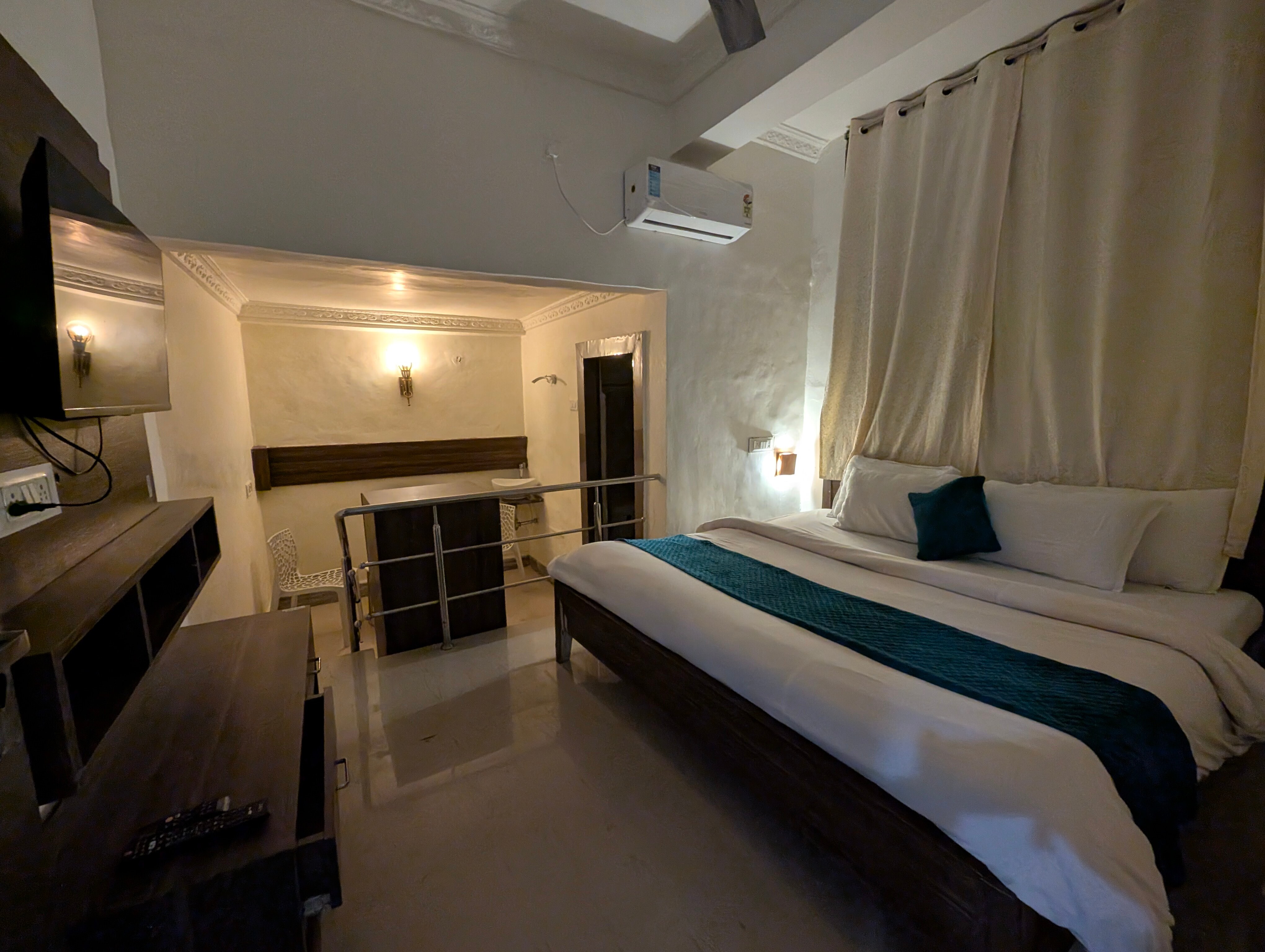 Hotel Indra Palace - Tap to explore photos