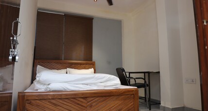 Back Stayz Delhi Room Type - Deluxe Double room