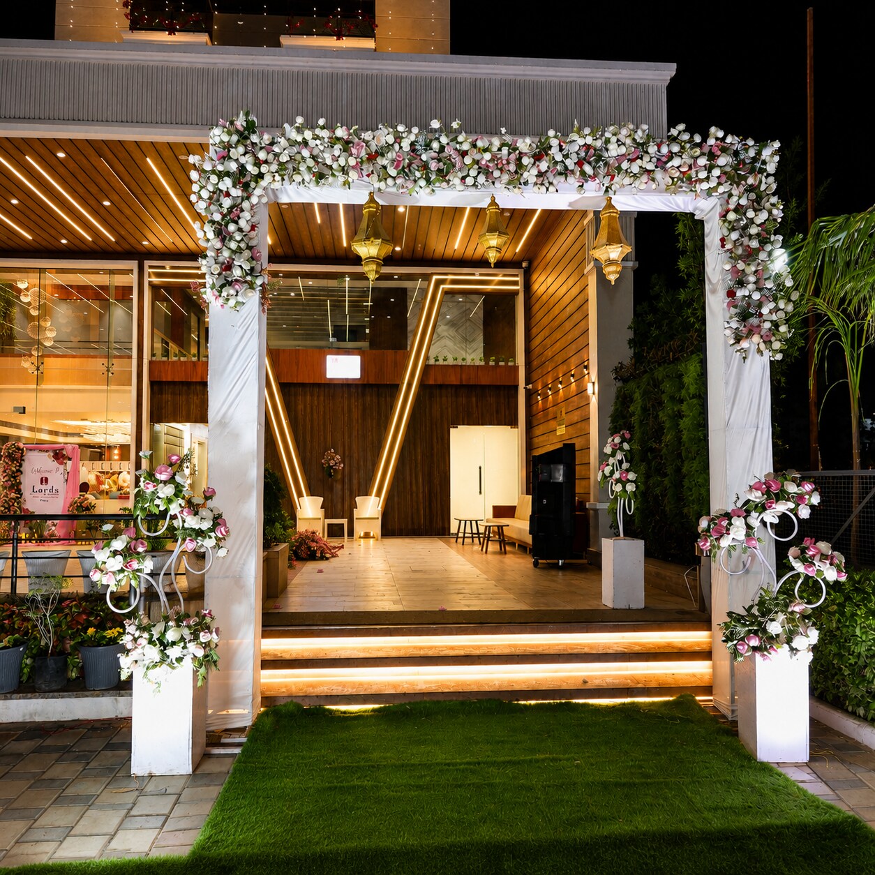 Lord Inn Sangam - Tap to explore photos
