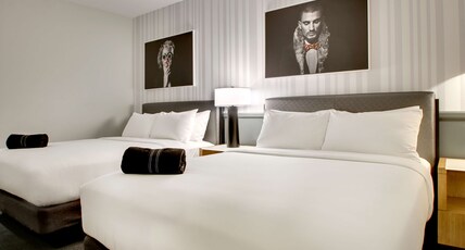 The Rose Chicago, Tapestry Collection by Hilton Room Type - 2QN MOB HEARNG ACC TUB