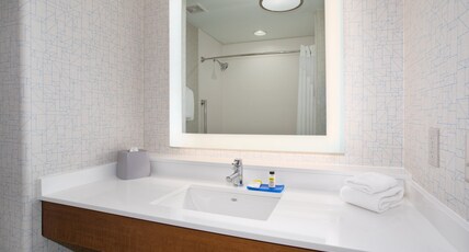 Holiday Inn Express & Suites Phoenix - Glendale Sports Dist Room Type - 2 Queen Standard Communications Accessible