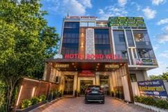 Hotel Bond Well (500m from Railway station)