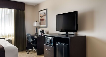 Best Western Plus Landmark Hotel Room Type - Accessible - 1 King, Mobility Accessible, Communication Assistance, Roll In Shower, Non-Smoking, Ful