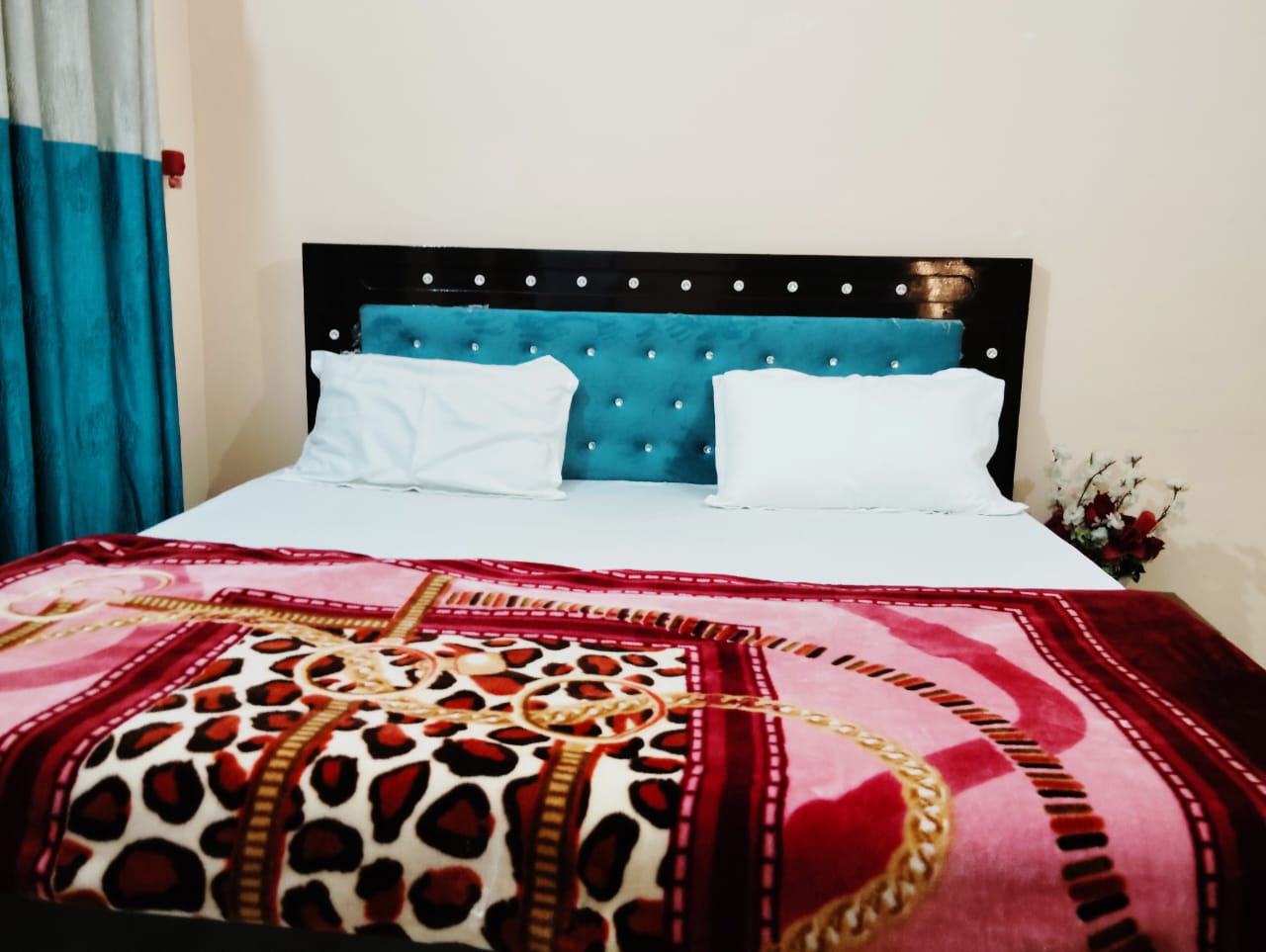 Gayatri Paying Guest House - Tap to explore photos
