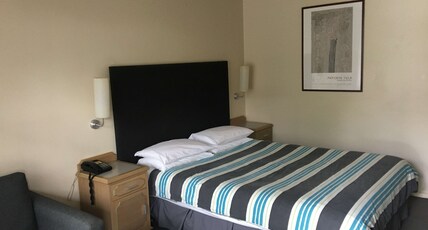 Best Western Plus The Tudor-Box Hill Room Type - 1 Queen Bed, Non-Smoking, Jetted Tub, Mini Bar, Cable Tv, Air-Conditioned, Free Wi-Fi Best Western Plus The Tudor-Box Hill Room Type - 1 Queen Bed, Non-Smoking, Jetted Tub, Mini Bar, Cable Tv, Air-Conditioned, Free Wi-Fi