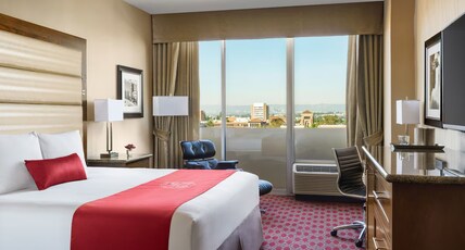 USC Hotel | No Resort Fees Room Type - Executive Level 1 King Bed