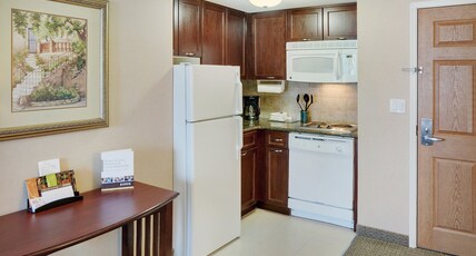 Staybridge Suites OAKVILLE-BURLINGTON Room Type - 1 Queen Studio Suite Non Smoking Staybridge Suites OAKVILLE-BURLINGTON Room Type - 1 Queen Studio Suite Non Smoking