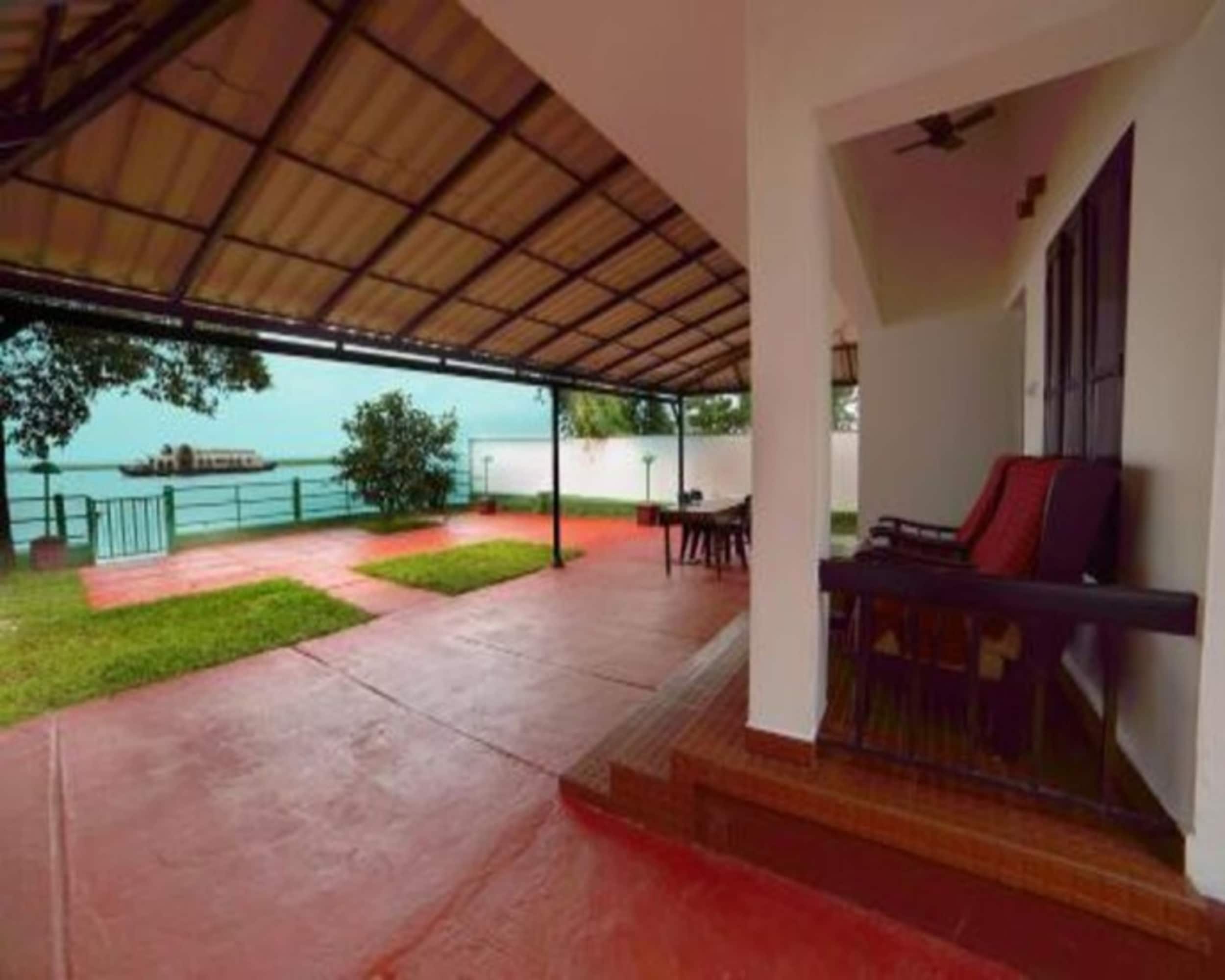 ILLIKKALAM LAKESIDE COTTAGES Kumarakom Kerala - Tap to explore photos