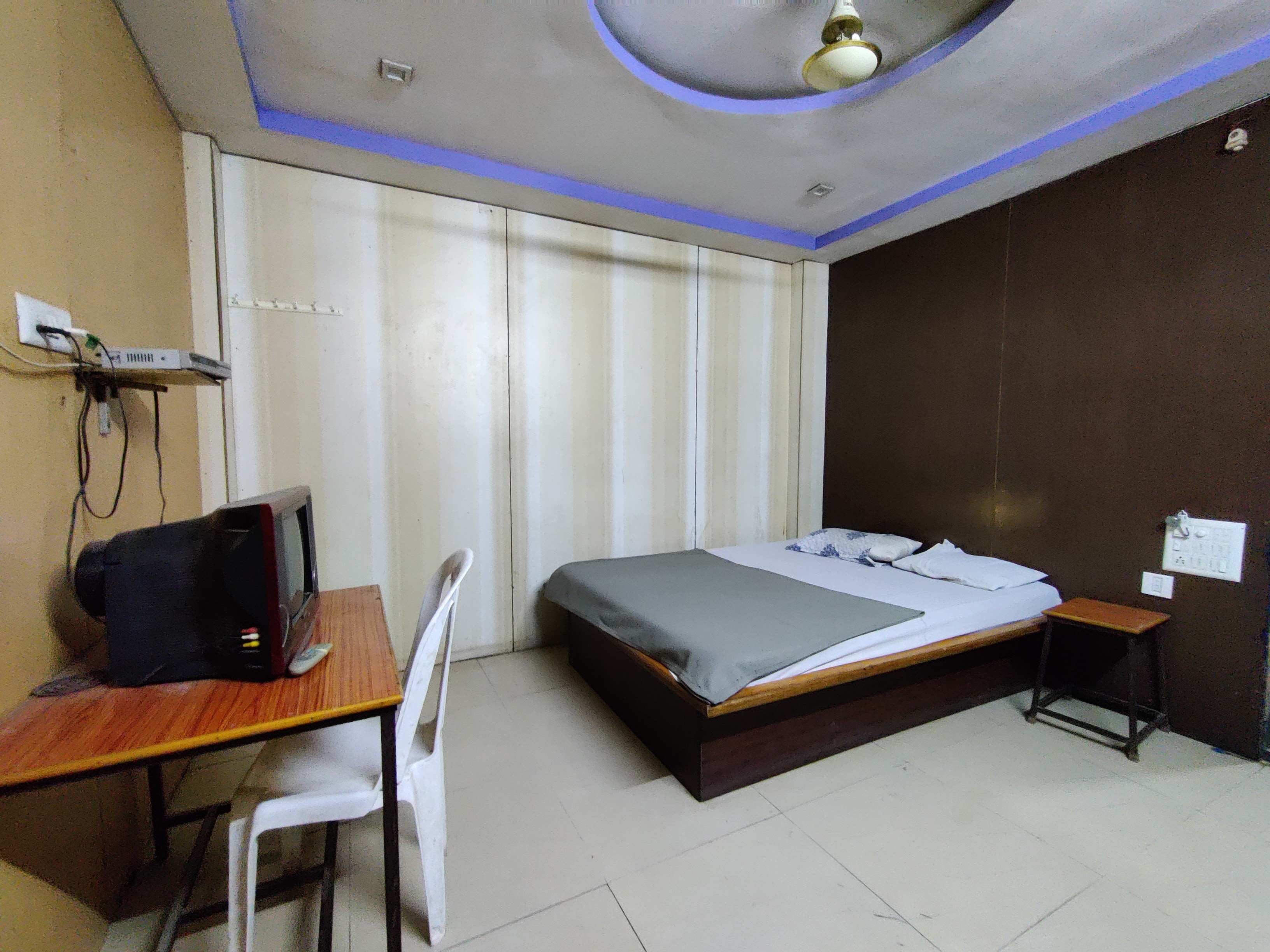  HOTEL TEAK WOOD EXECUTIVE - Tap to explore photos