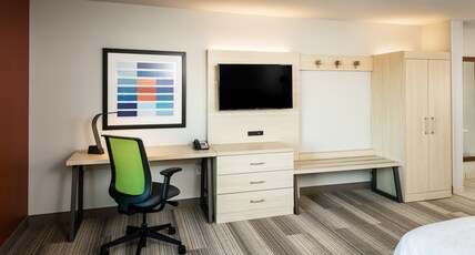 Holiday Inn Express & Suites BEND SOUTH Room Type - 1 King Standard Communications Mobility Accessible Tub