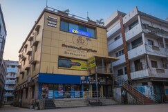 FabHotel Prime Adhirath Grand - 400m from Durgam Cheruvu Metro Station, Madhapur