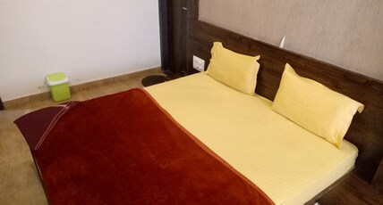 Hotel Navratna Room Type - Deluxe Double AC