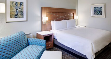 DoubleTree by Hilton Milwaukee Downtown Room Type - 1 KNG BED DLX REFRIG MICRO