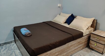 ShreeJi Homestay | 5Min From New Airport Room Type - Room with AC