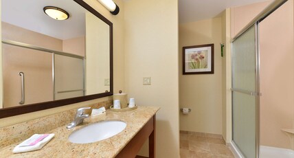 Hampton Inn by Hilton OTTUMWA Room Type - 1 KING BED NONSMOKING