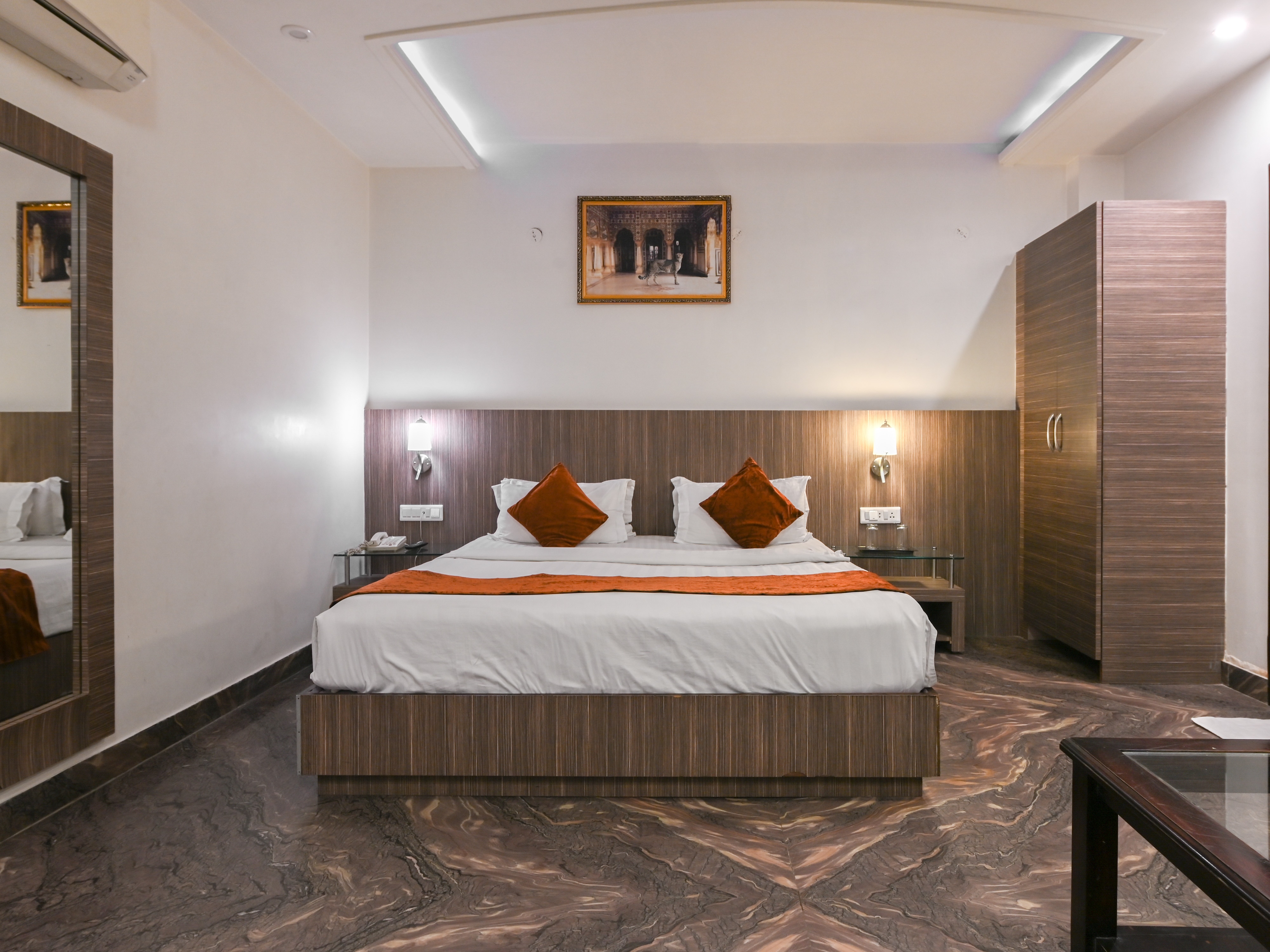Hotel King Palace - Near Jal Mahal - Tap to explore photos