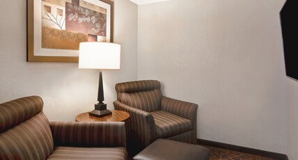 Hampton Inn Ft. Wayne-Southwest Room Type - 1KG 1BDRM STE MIC FRG NS